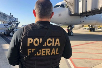 Mulher é presa em flagrante com quase 5 kg de droga colada ao corpo em aeroporto de MS