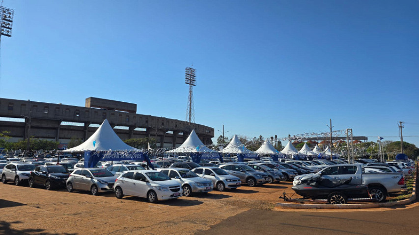 O Feirão de Veículos no Douradão acontece até sábado, com atendimento direto ao público no estacionamento do estádio.