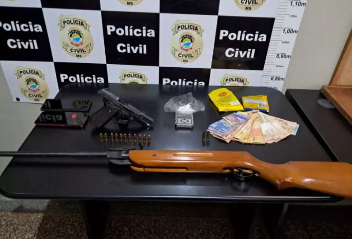 Um dos moradores foi preso em flagrante por posse de armas. (Foto: Reprodução, PCMS)