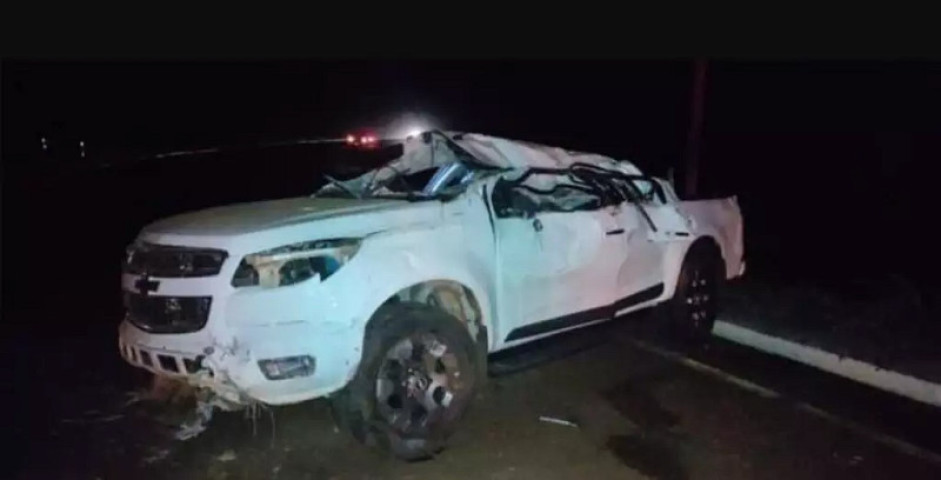 Caminhonete GM S-10 capotou e ficou destruída. (Foto: Divulgação)