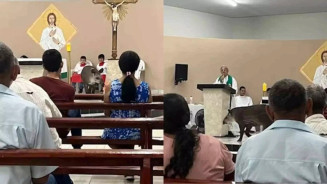 Anta invade altar e vira atração durante missa em assentamento de MS
