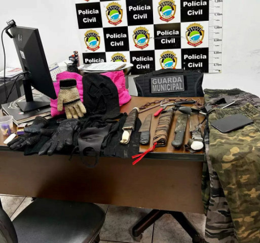 Facas, luvas, roupas e celular encontrados com os adolescentes. (Foto: Reprodução/Polícia Civil)