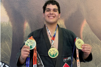 O atleta douradense João Pedro Machini trouxe mais uma medalha de ouro para cidade ao conquistar o 1º lugar em sua categoria na Copa Liberdade Jiu-Jitsu União Pantaneiro