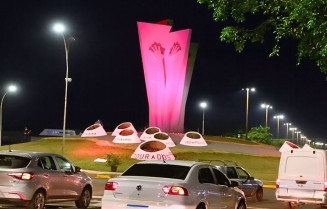 Recém revitalizado, Monumento ao Colono em Dourados exibe tom na cor da Campanha Outubro Rosa comissão – Foto: A. Frota