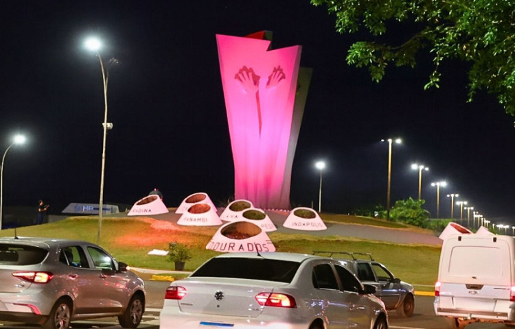 Recém revitalizado, Monumento ao Colono em Dourados exibe tom na cor da Campanha Outubro Rosa comissão – Foto: A. Frota