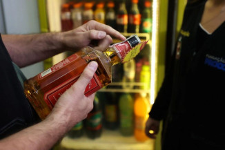 A Coordenadoria Estadual de Vigilância Sanitária divulgou nota reforçando que consumidores devem comprar apenas bebidas de marcas conhecidas, com rótulo e lacre originais – Foto: Divulgação