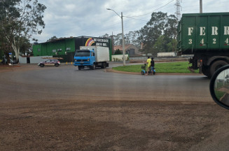 Crianças pararam bicicleta elétrica na contramão de rotatória da Coronel Ponciano com a BR-163 - Foto: Dourados Agora