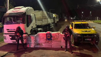 Motorista é preso com quase uma tonelada de maconha escondida em carreta