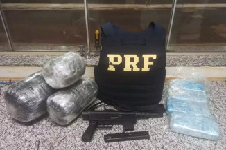 Drogas também foram apreendidas (Foto: divulgação /Polícia Rodoviária Federal)