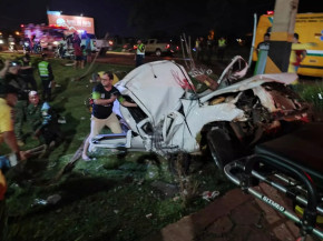 Condutor ficou preso nas ferragens e morreu no local (Foto: Reprodução, Urendey FM)