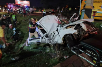 Condutor ficou preso nas ferragens e morreu no local (Foto: Reprodução, Urendey FM)