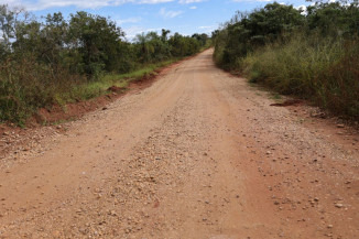 Serviço de cascalhamento realizado pela prefeitura recentemente no distrito de Itahum atende antiga demanda de moradores dos assentamentos. Fotos – A. Frota