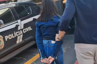momento em que jovem chegada à delegacia em Dourados - Reprodução/Folha de Dourados