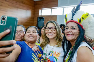 Primeira-dama fazendo selfie com mulheres indígenas de MS (Foto: Reprodução/Instagram)