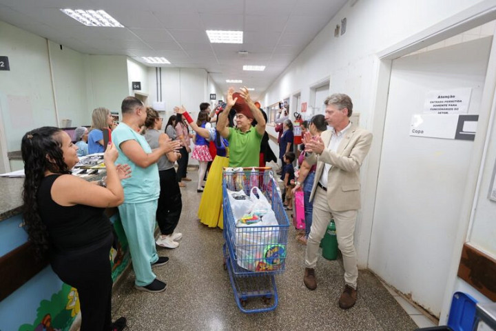Prefeito e voluntários levam momentos de descontração para crianças internadas no HU- Fotos: A. Frota