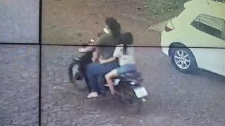 Menina de 3 anos morre após acidente em moto onde estavam em três
