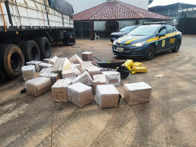 Caixas com os tabletes de maconha e caminhão apreendido. (Foto: Divulgação)