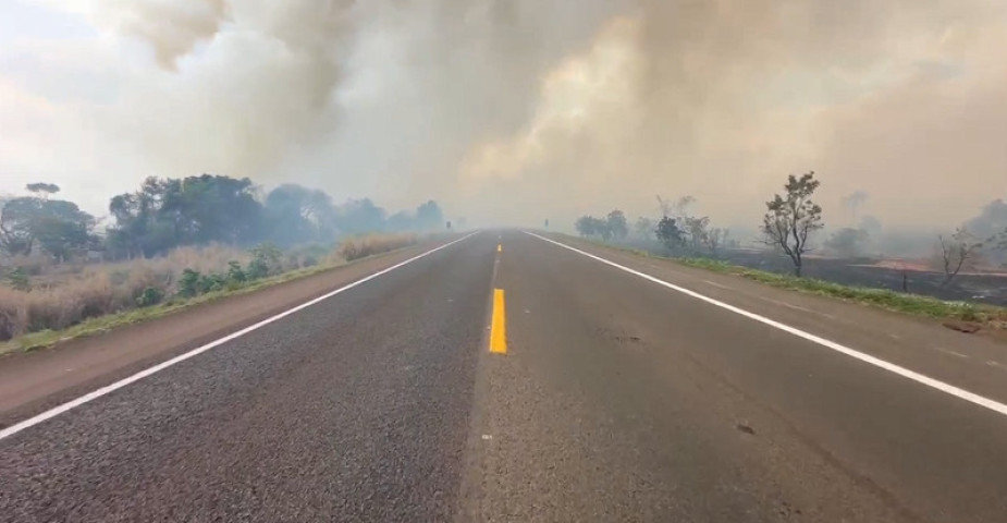 Forte fumaça fez rorovia ser bloqueada por uma hora - Foto: Reprodução/Alvorada informa
