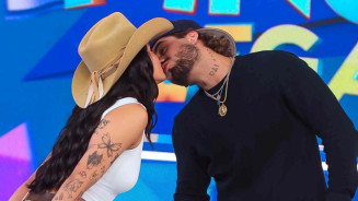 Ana Castela e Zé Felipe surpreendem fãs com primeiro beijo em público durante gravação do Domingo Legal
