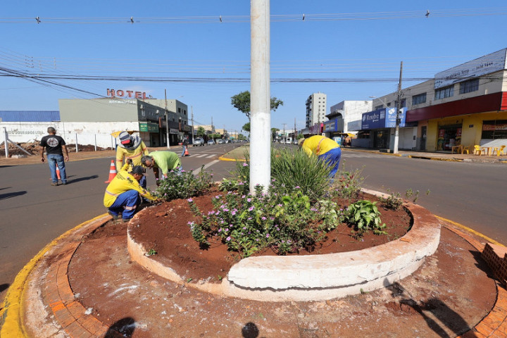 Serviço de revitalização irá abranger todas as floreiras espalhadas pelos cruzamentos da região central da cidade – Fotos: A. Frota