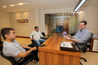 Prefeito Marçal Filho e secretário de Saúde Márcio Figueiredo, juntamente com o neuropediatra Emerson Henklain Ferruzzi, falam sobre o atendimento às famílias de Dourados- Fotos: A. Frota