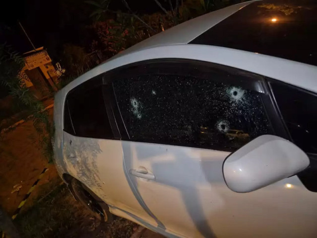 Carro com as marcas dos tiros (Reprodução/ABC Color)