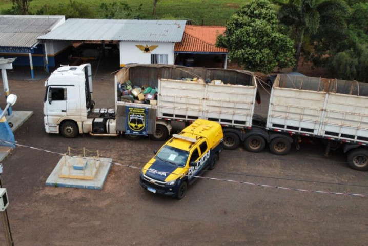 odo o material apreendido, juntamente com o casal e o veículo, foi encaminhado à delegacia para as providências legais - Foto: PMR