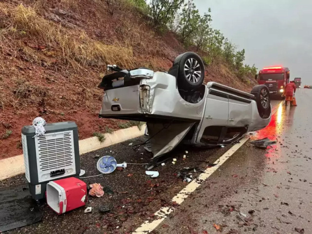 Frente de caminhonete ficou destruida com o impacto do acidente (Foto: Sidney Assis)