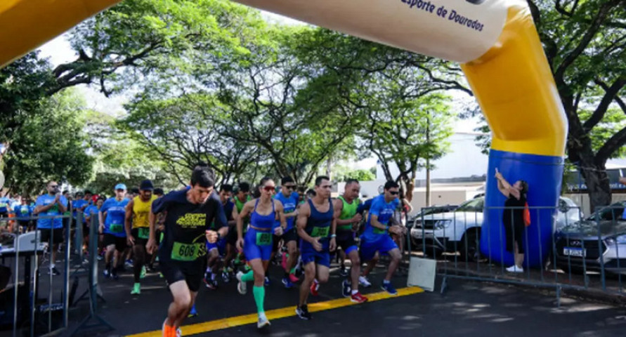 Participantes durante a Corrida e Caminhada Novembro Azul e Negro, realizada pela UFGD no ano passado (Foto: divulgação)