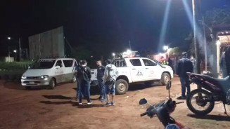 Policiais no local onde mulher foi assassinada (Foto: Marciano Candia/Última Hora)