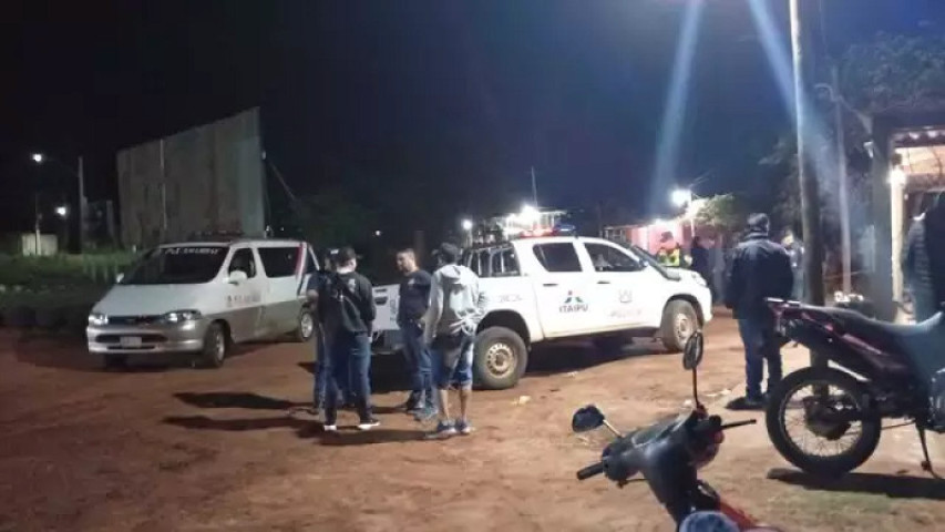 Policiais no local onde mulher foi assassinada (Foto: Marciano Candia/Última Hora)
