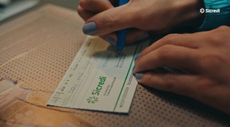 Sicredi lança nova campanha publicitária para  reforçar o impacto positivo do cooperativismo