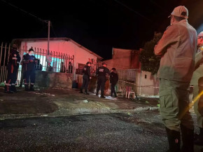 Equipes policiais e socorristas na casa onde crime aconteceu (Foto: Jornal da Nova)