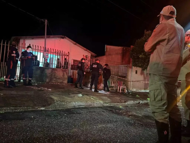 Equipes policiais e socorristas na casa onde crime aconteceu (Foto: Jornal da Nova)