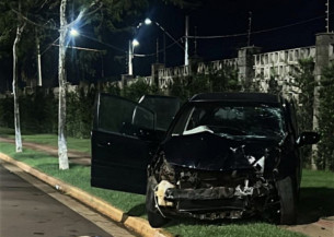 Fit bateu no muro e jovem foi lançado para fora do carro