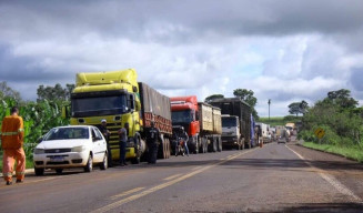 Engavetamento entre quatro veículos deixa um morto na BR-163