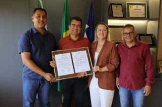 Marçal Filho acompanhado dos vereadores Pudim, Liandra e Inspetor Cabral que representaram toda a categoria durante a entrega de Moção de Aplausos– Foto: A. Frota