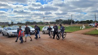 Crianças correm risco ao travessar a rodovia movimentada em horário de pico - Foto: Flávio Verão/Arquivo