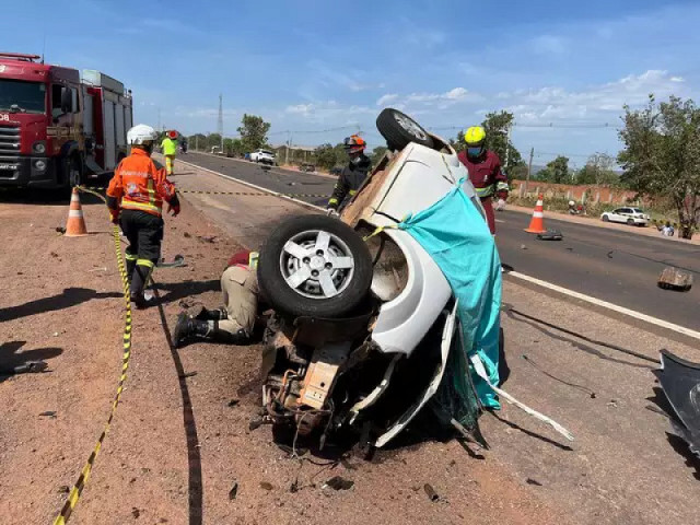 Carro destruído após barida na BR-163. (Foto: Sidney Assis, de Coxim)