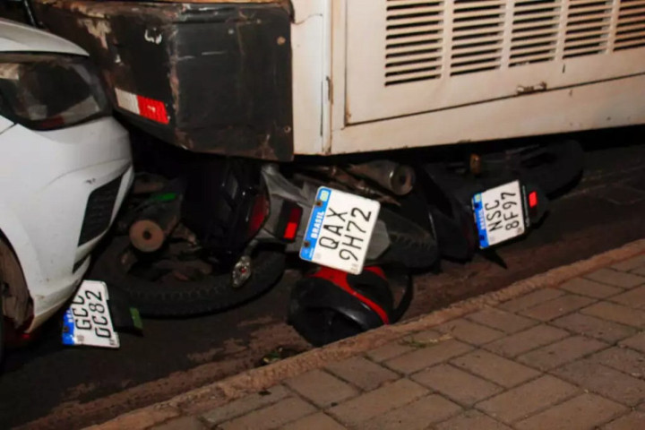 Motocicletas que estavam estacionadas foram atingidas por ônibus municipal. (Foto: Juliano Almeida/Campo Grande News)