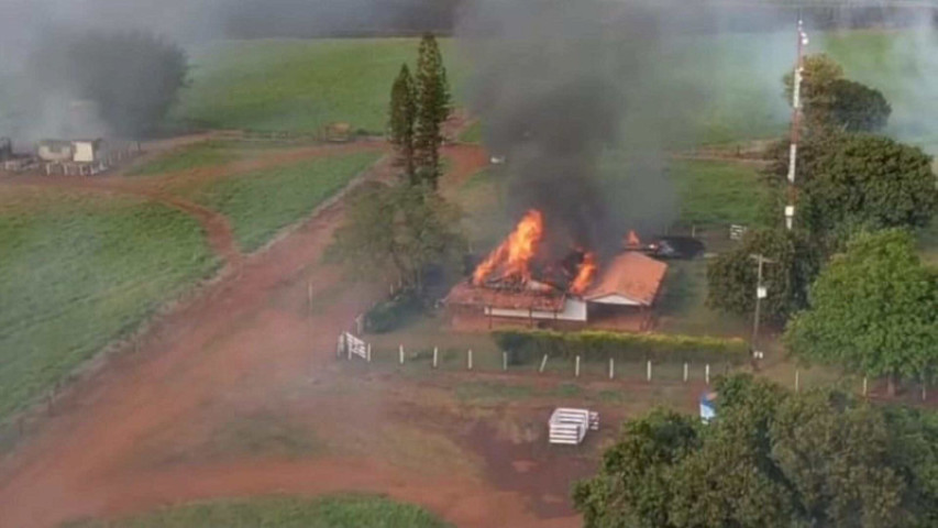 Incêndio destruiu parte da propriedade neste sábado - Foto: PMMS