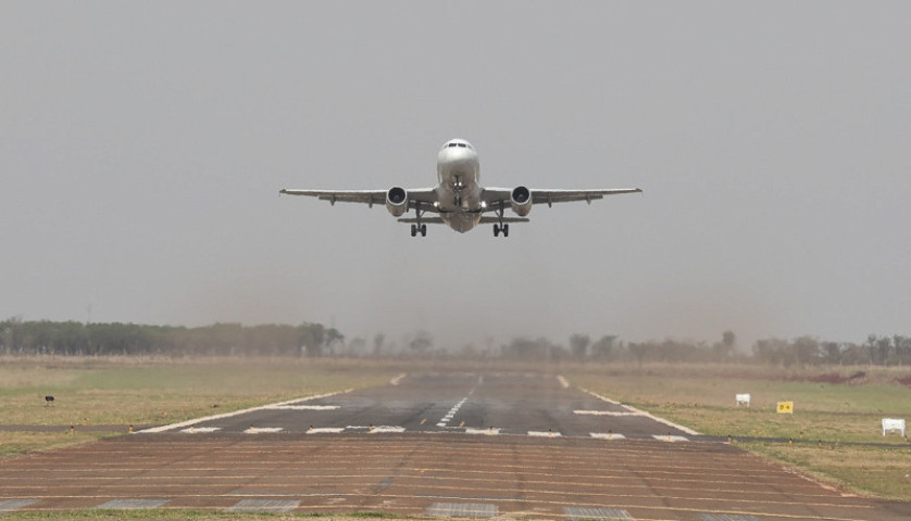 Aeronave da Latam decolando do aeroporto de Dourados - Foto: A. Frota