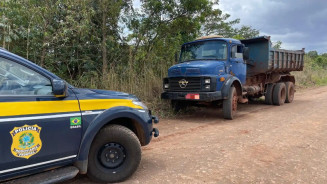 Caminhão foi localizado na BR-163, próximo ao acesso da rodovia MS-435 (Foto: PCMS)