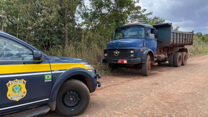 Caminhão foi localizado na BR-163, próximo ao acesso da rodovia MS-435 (Foto: PCMS)