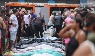 Moradores retiram corpos em área de mata após operação - Foto:  Tomaz Silva/Agência Brasil