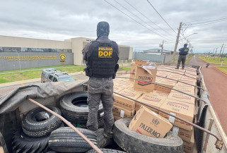 DOF intercepta carreta com R$ 1,3 milhão em cigarros contrabandeados e prende motorista
