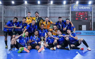 Jogadores do Alfe Futsal comemoram título estadual. (Foto: Marcelo Berton)