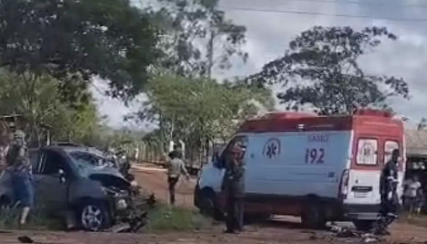 Carro envolvido em acidente e viatura do Samu. (Foto: Ponta Porã News).