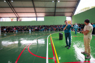 Escolas de Dourados recebem materiais esportivos e quadra ganha nova pintura