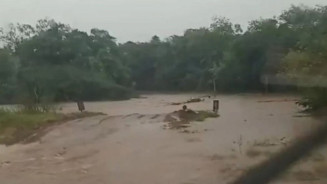Trânsito é interditado por causa da cheia de rio entre Amambai e Tacuru